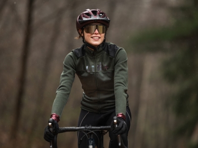 Comment protéger ses vêtements de la sueur quand on est une femme cycliste ?